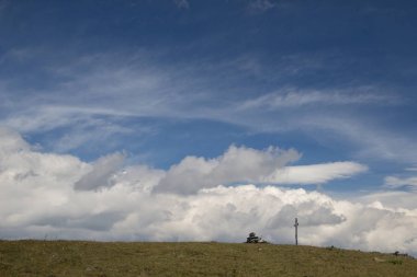 çapraz ve büyük Nurgush dağ tepesinde küçük taşlar. Rusya
