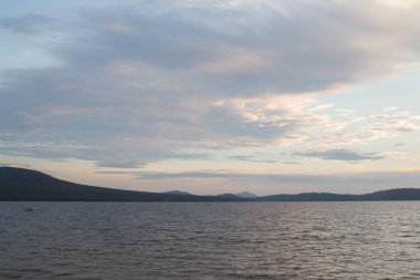 dağ gölü Zyuratkul akşam kıyısında