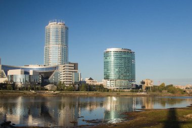 İskele ve gökdelenler Yekaterinburg şehir Iset Nehri arka planı