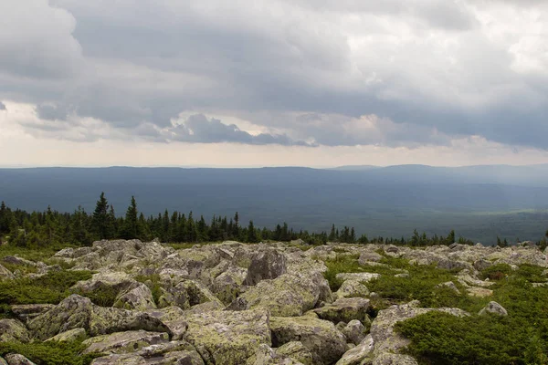 Büyük bir Nurgush dağdan komşu sırtlar Zyuratkul Milli Parkı için görüntüleyin. Rusya