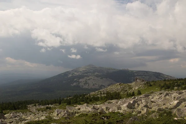 Büyük bir Nurgush dağdan komşu sırtlar Zyuratkul Milli Parkı için görüntüleyin. Rusya