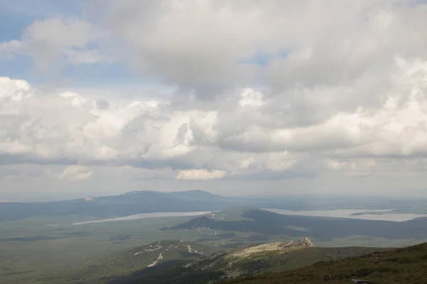 En büyük Nurgush dağ baştan dağ gölü Zyuratkul göster