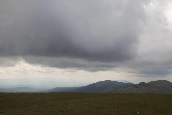 Büyük bir Nurgush dağdan komşu sırtlar Zyuratkul Milli Parkı için görüntüleyin. Rusya