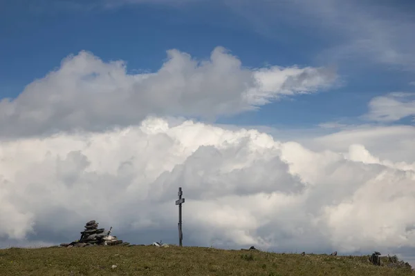 çapraz ve büyük Nurgush dağ tepesinde küçük taşlar. Rusya