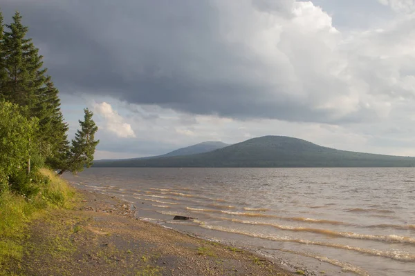 dağ gölü Zyuratkul akşam kıyısında