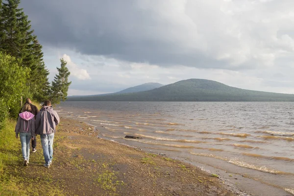 dağ gölü Zyuratkul akşam kıyısında