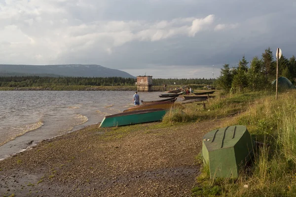 Dağ gölü Zyuratkul plaj tekne. Ural, Rusya Federasyonu