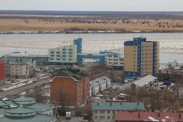 Şehir Khanty-Mansiysk ve irtiş Nehri manzarası. Kış, Rusya Federasyonu