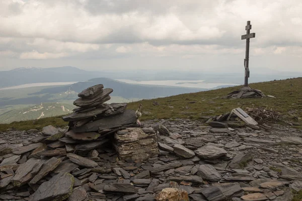 Bolshoy Nurgush dağın tepesinden dağ gölü Zyuratkul tarafından görülebilir