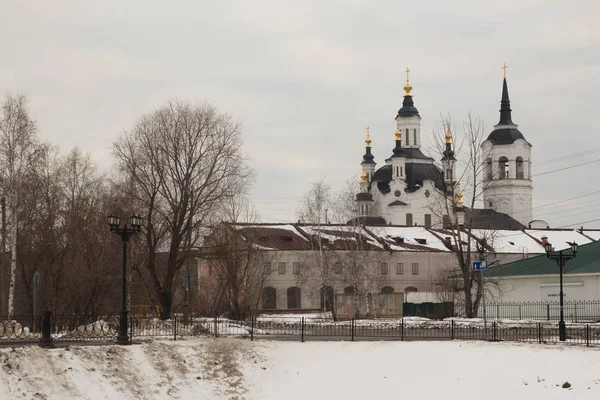 Тобольская Православная Церковь Фоне Города Зимой — стоковое фото