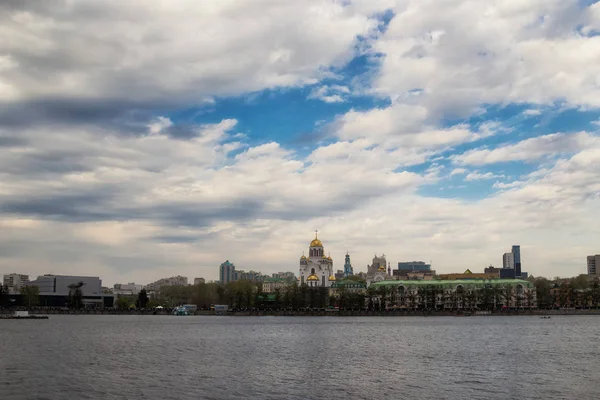 Tapınağın kan, Iset Nehri ve şehrin Yekaterinburg çıkabilir