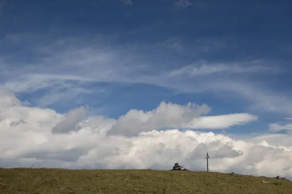 Dağın tepesindeki Çapraz Bolşoy Nurgush, Rusya, Güney Urallar