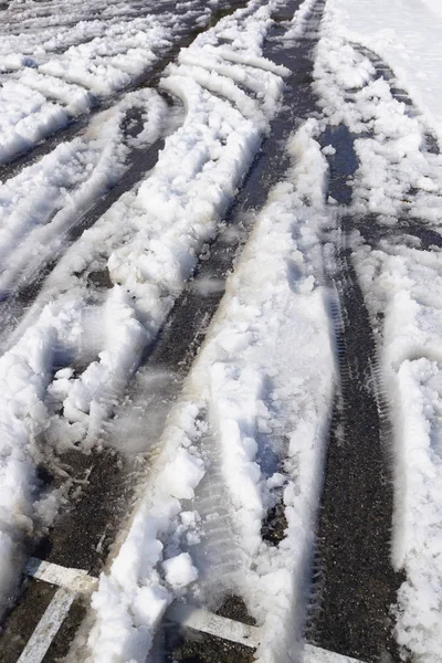 Snow in extremely cold weather