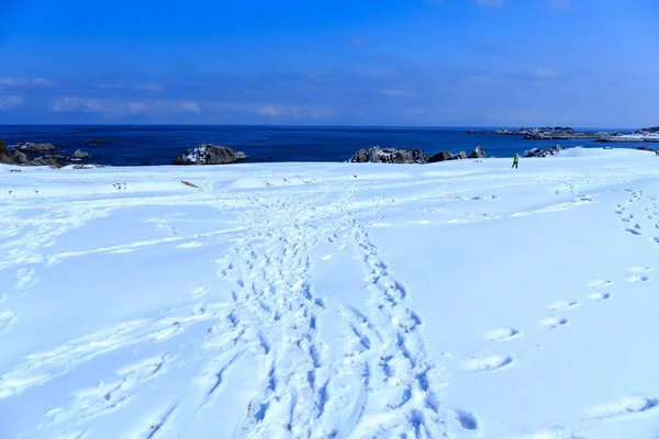 Snow in extremely cold weather