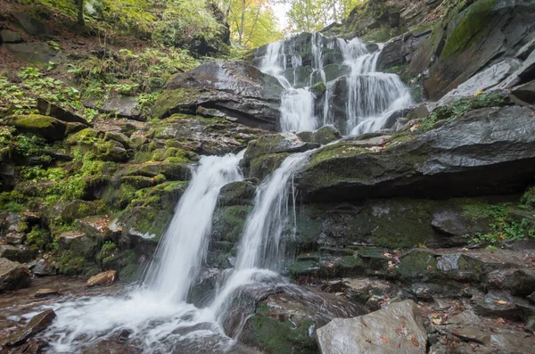 Şelale dağ nehir kayalarda. Avrupa, Ukrayna