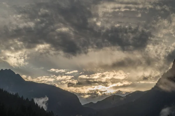 Paysage majestueux de montagnes rocheuses au coucher du soleil doré dans le parc national des Dolomites — Photo