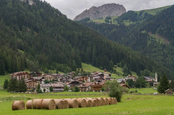 Görkemli sahne Dolomites Milli Parkı'nda rocky Dağları altın gün batımında