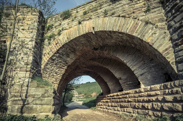 Vista dos arcos da antiga ponte de pedra histórica — Fotografia de Stock