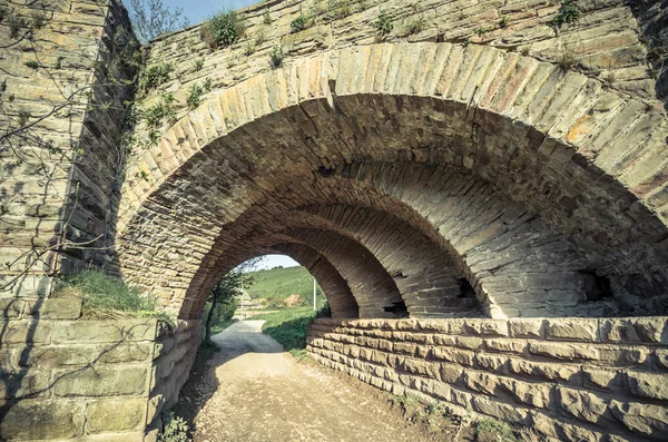 Vista dos arcos da antiga ponte de pedra histórica — Fotografia de Stock