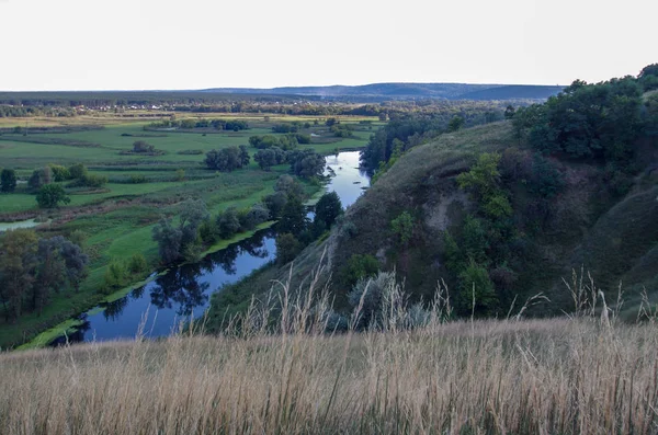 Zigzag rivier stroomt tussen de valleien van de zomer — Stockfoto