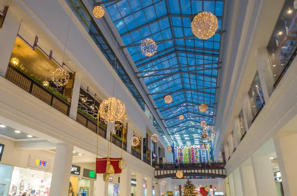 Winkelcentrum aan het plafond hangen vakantie Kerstdecoratie — Stockfoto