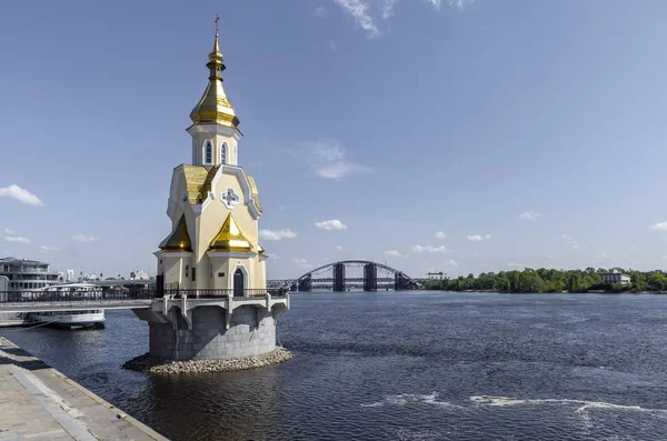 Panorama do rio dnepr com pontes e igreja em Kiev — Fotografia de Stock