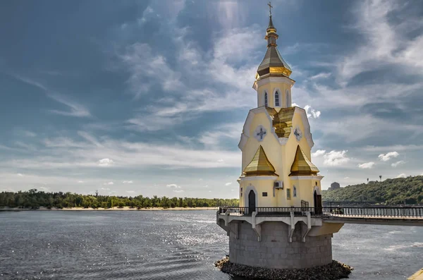 Panorama do rio dnepr com pontes e igreja em Kiev — Fotografia de Stock