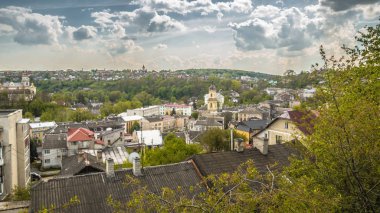 Panoramik bahar bakış Bucaş Town Ternopil Oblast, Ukrayna .