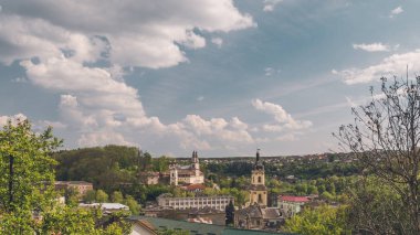 Panoramik bahar bakış Bucaş Town Ternopil Oblast, Ukrayna .