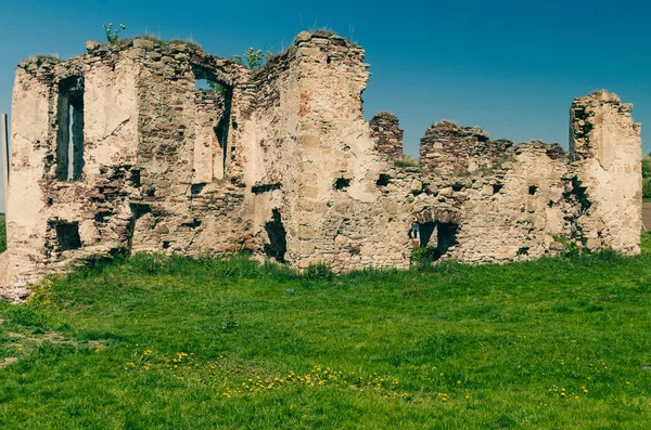 Ruínas do antigo castelo no oeste da Ucrânia — Fotografia de Stock