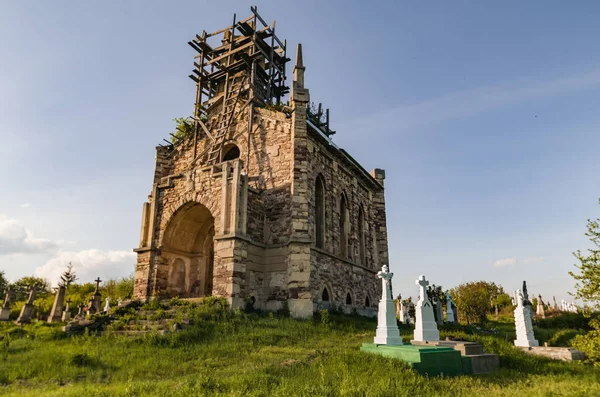 Zřícenina katolického kostela Nanebevzetí Panny Marie vedle ostatků hradu Chervonohorod na Ukrajině — Stock fotografie