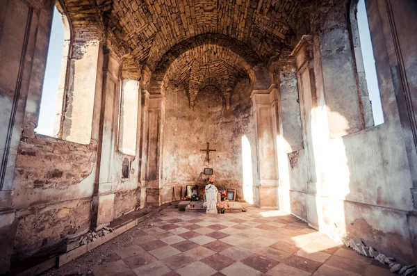 Romok katolikus Nagyboldogasszony templom mellett maradványait Cservonohorod vár Ukrajnában — Stock Fotó