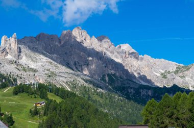 Catinaccio Zirvesi ve Vajolet kuleleri Ciamped e sığınma, Vigo di Fassa Köyü, yukarıda Val di Fassa, Catinaccio dağ görüldü