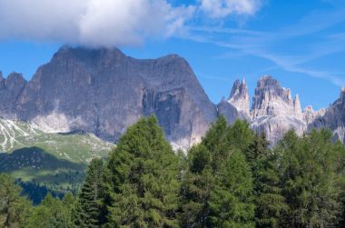 Catinaccio Zirvesi ve Vajolet kuleleri Ciamped e sığınma, Vigo di Fassa Köyü, yukarıda Val di Fassa, Catinaccio dağ görüldü