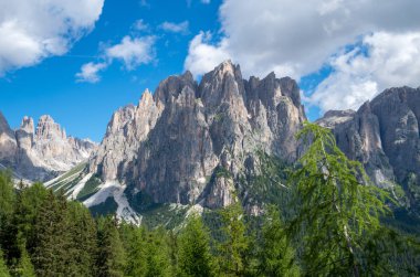 Yoldan görüldüğü gibi Passo Costalungo, Dolomites, Vigo di Fassa, Val di Fassa, Trentino, Alto Adige, South Tyrol, İtalya için Catinaccio dağ massif