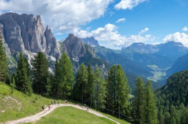 Yoldan görüldüğü gibi Passo Costalungo, Dolomites, Vigo di Fassa, Val di Fassa, Trentino, Alto Adige, South Tyrol, İtalya için Catinaccio dağ massif
