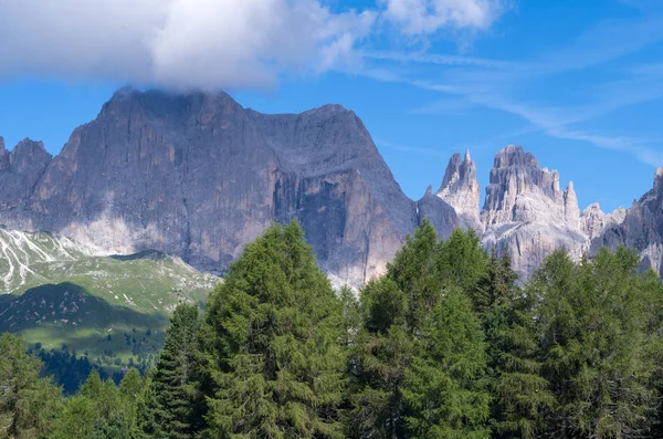 Cumbre de Catinaccio y torres de Vajolet vistas desde el refugio Ciamped e, sobre el pueblo de Vigo di Fassa, Val di Fassa, montaña de Catinaccio — Foto de Stock