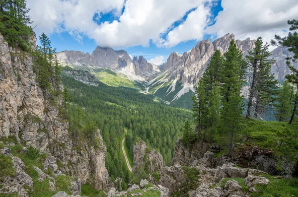 Dolomitas - vista aérea de Vago di Fassa, Itália, Europa, Dolomitas montanhas — Fotografia de Stock