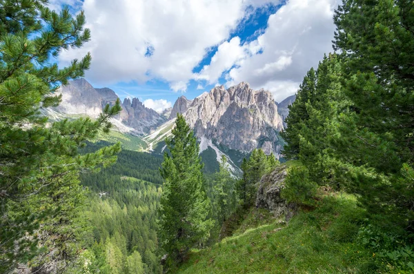 白云岩-Vago di Fassa, 意大利, 欧洲, 白云岩山脉鸟瞰图 — 图库照片