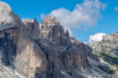 Dolomites Marmolada, Val di Fassa, Trentino-Alto-Adige bölgesi, Canazei yakınındaki Passo Pordoi doğal görünümünü İtalya. Kayalar ve mezarlar