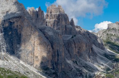 Dolomites Marmolada, Val di Fassa, Trentino-Alto-Adige bölgesi, Canazei yakınındaki Passo Pordoi doğal görünümünü İtalya. Kayalar ve mezarlar