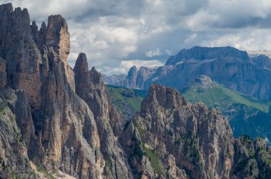Dolomites Marmolada, Val di Fassa, Trentino-Alto-Adige bölgesi, Canazei yakınındaki Passo Pordoi doğal görünümünü İtalya. Kayalar ve mezarlar