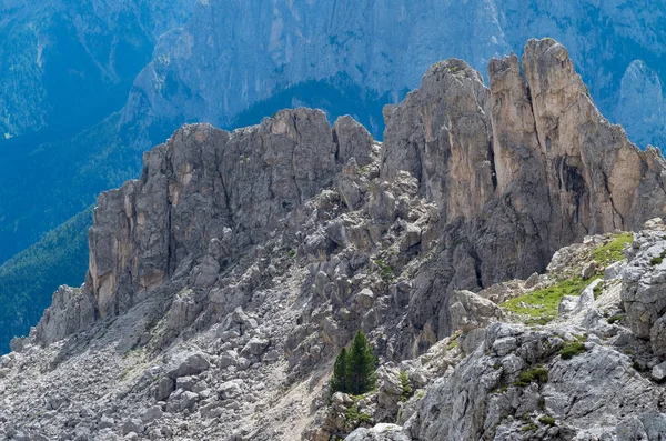 Vista panorámica de Dolomitas Marmolada, Passo Pordoi, cerca de Canazei de Val di Fassa, región de Trentino-Alto Adigio, Italia. Rocas y tumbas — Foto de Stock