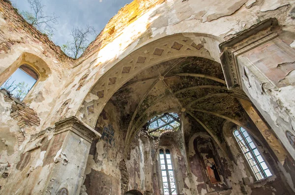Romjai katolikus Nagyboldogasszony-templom, Ukrajna — Stock Fotó