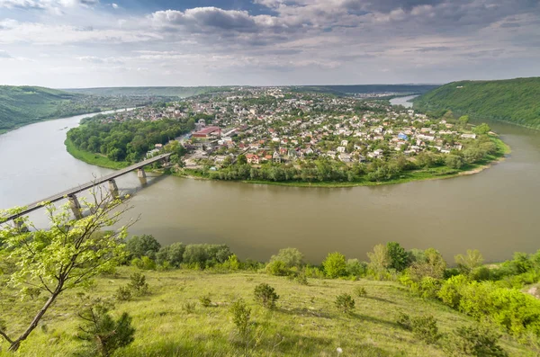 Dnister River and Zalishchyky city in summer, viewpoint in Khreshchatyk village, Ukraine — Stock Photo, Image