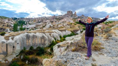 Türkiye 'nin Kapadokya kentindeki Pigeon Valley' deki dağ manzarası. Cappadocia 'nın gerçek dışı kaya oluşumları