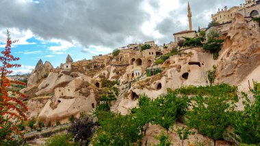 Kapadokya 'nın gerçek dışı dünyası. Renkli Güvercin Vadisi. Uchisar köyü, Türkiye 'nin Kapadokya bölgesinde Nevsehir ilinde yer almaktadır. Seyahat konsepti arka planı