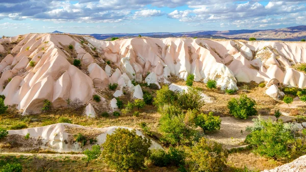 Paisaje de montaña en el valle de Pigeon en Capadocia, Turquía. Formaciones rocosas irreales de Capadocia —  Fotos de Stock