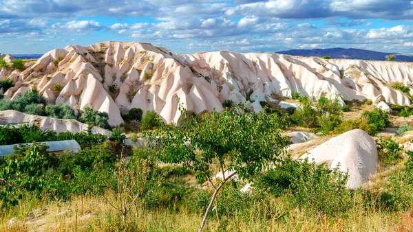 Paisaje de montaña en el valle de Pigeon en Capadocia, Turquía. Formaciones rocosas irreales de Capadocia —  Fotos de Stock