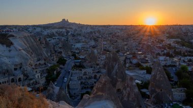 Göreme, Kapadokya günbatımı üzerinde. Ünlü balon fligths ortasına.